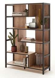 Modernes Regal aus Holz und Metall mit Dekorationen, seitliche Perspektive