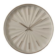 Moderne Wanduhr mit radialem Design und silbernen Zeigern, frontal abgebildet.