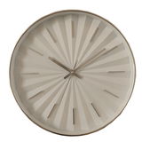 Moderne Wanduhr mit radialem Design und silbernen Zeigern, frontal abgebildet.