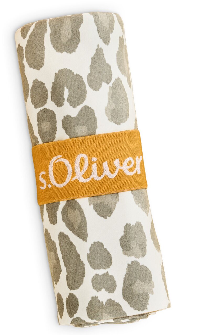 Sporttuch mit Leopardenmuster, zusammengerollt und mit einem orangefarbenen Band mit s.Oliver-Logo umwickelt, aus der Vogelperspektive.