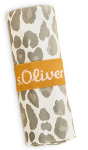 Sporttuch mit Leopardenmuster, zusammengerollt und mit einem orangefarbenen Band mit s.Oliver-Logo umwickelt, aus der Vogelperspektive.