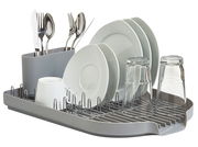 Geschirrabtropfständer aus grauem Kunststoff mit Besteckhalter, Teller, Tassen und Gläsern, seitliche Perspektive