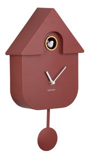 Moderne Kuckucksuhr in Rotbraun von KARLSSON, seitliche Perspektive, mit minimalistischem Design und Pendel.