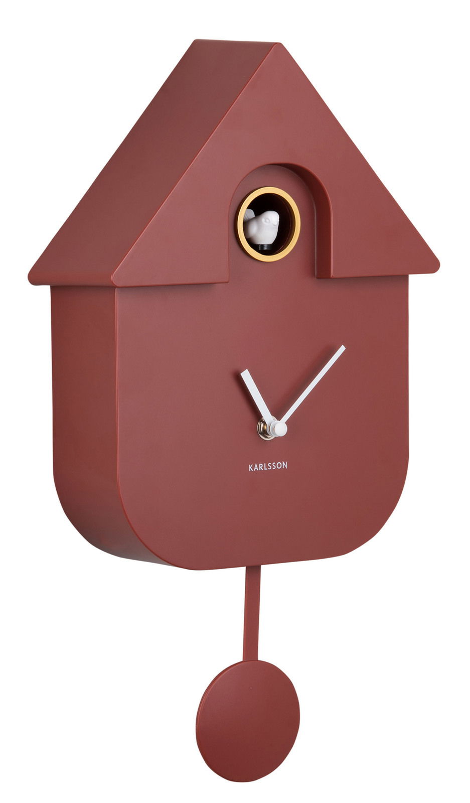 Moderne Kuckucksuhr in Rotbraun von KARLSSON, seitliche Perspektive, mit minimalistischem Design und Pendel.