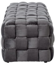 Grauer, gepolsterter Hocker mit quadratischem Muster, Vorderansicht