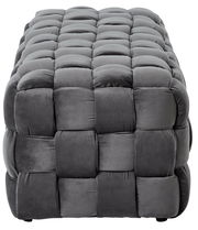 Grauer, gepolsterter Hocker mit quadratischem Muster, Vorderansicht