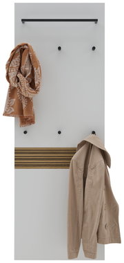 Moderne Wandgarderobe in Weiß mit schwarzer Hutablage, schwarzen Haken und Holz-Sitzbank, mit Schal und Jacke, frontale Ansicht