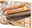 Baguette-Blech mit zwei frisch gebackenen Baguettes, seitliche Perspektive