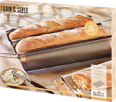 Baguette-Blech mit zwei frisch gebackenen Baguettes, seitliche Perspektive