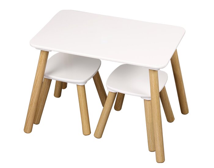 Weißes Kinder-Tisch-und-Stuhl-Set mit rechteckigem Tisch und zwei passenden Hockern, Holzbeine in Naturfarbe, schräg von vorne aus leicht erhöhter Perspektive aufgenommen.