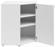 Weiße Eckkommode mit geöffneter Tür, zwei Einlegeböden und Blick von vorne.