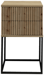 Frontale Ansicht einer modernen Nachtkommode mit Holzlamellen-Design und schwarzem Metallgestell.