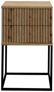 Frontale Ansicht einer modernen Nachtkommode mit Holzlamellen-Design und schwarzem Metallgestell.