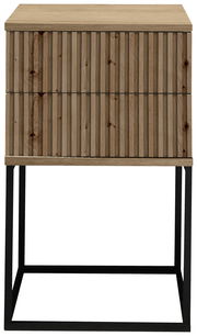 Frontale Ansicht einer modernen Nachtkommode mit Holzlamellen-Design und schwarzem Metallgestell.