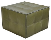 Grüner, quadratischer Hocker aus Leder mit gestepptem Muster, seitliche Perspektive