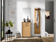 Moderne Garderobeneinrichtung mit Holzoptik, bestehend aus Schuhkommode, Spiegel und Garderobenpaneel, frontal fotografiert.