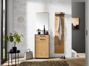 Moderne Garderobeneinrichtung mit Holzoptik, bestehend aus Schuhkommode, Spiegel und Garderobenpaneel, frontal fotografiert.