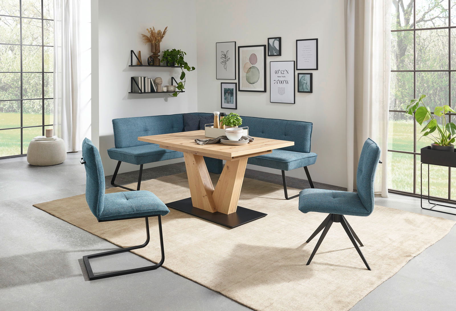 Moderne Esszimmer-Einrichtung mit Eckbank, Esstisch und Freischwinger-Stühlen in einem hellen Raum mit großen Fenstern, aus der Perspektive von vorne links.