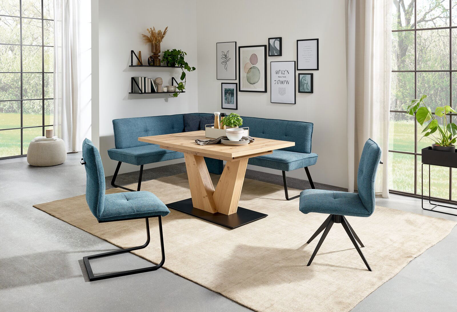 Moderne Esszimmer-Einrichtung mit Eckbank, Esstisch und Freischwinger-Stühlen in einem hellen Raum mit großen Fenstern, aus der Perspektive von vorne links.