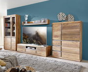 Wohnzimmermöbel-Set aus Holz mit Vitrine, TV-Element und Highboard in frontaler Perspektive.