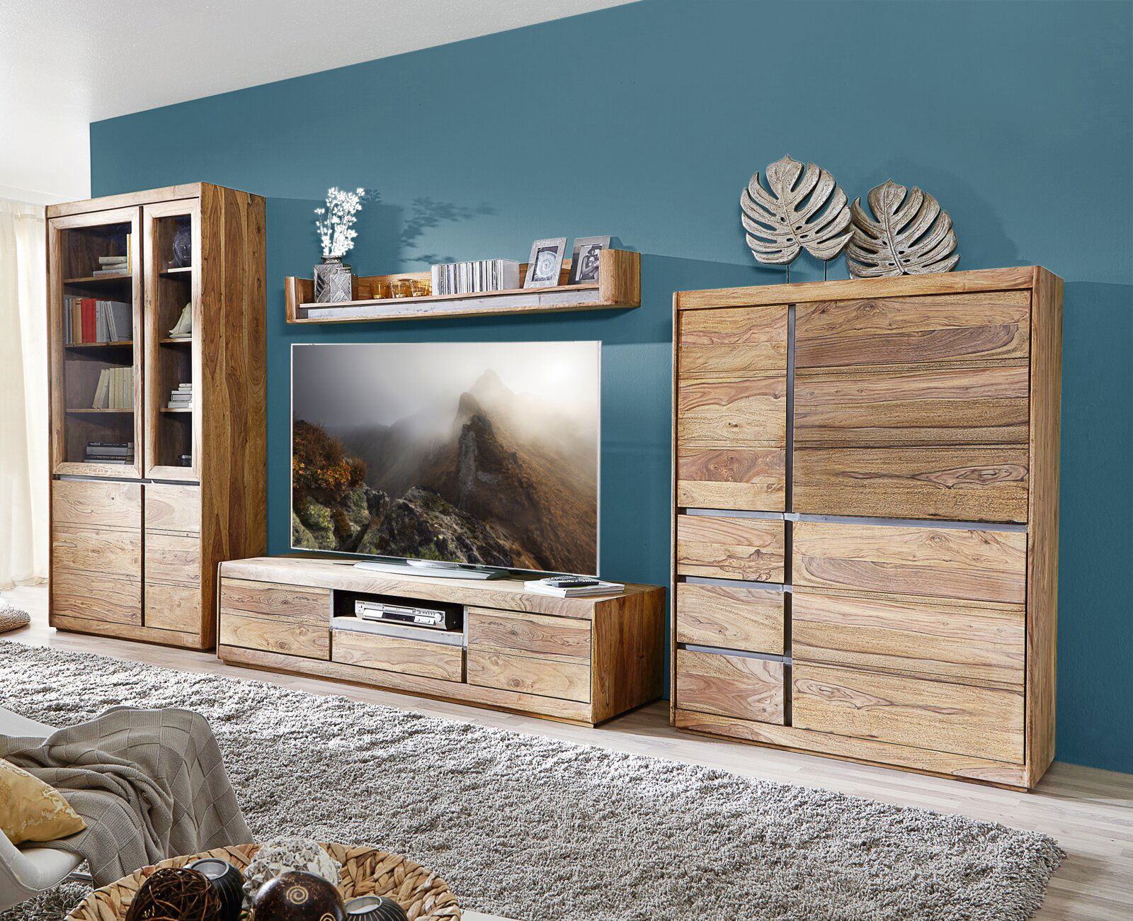 Wohnzimmermöbel-Set aus Holz mit Vitrine, TV-Element und Highboard in frontaler Perspektive.