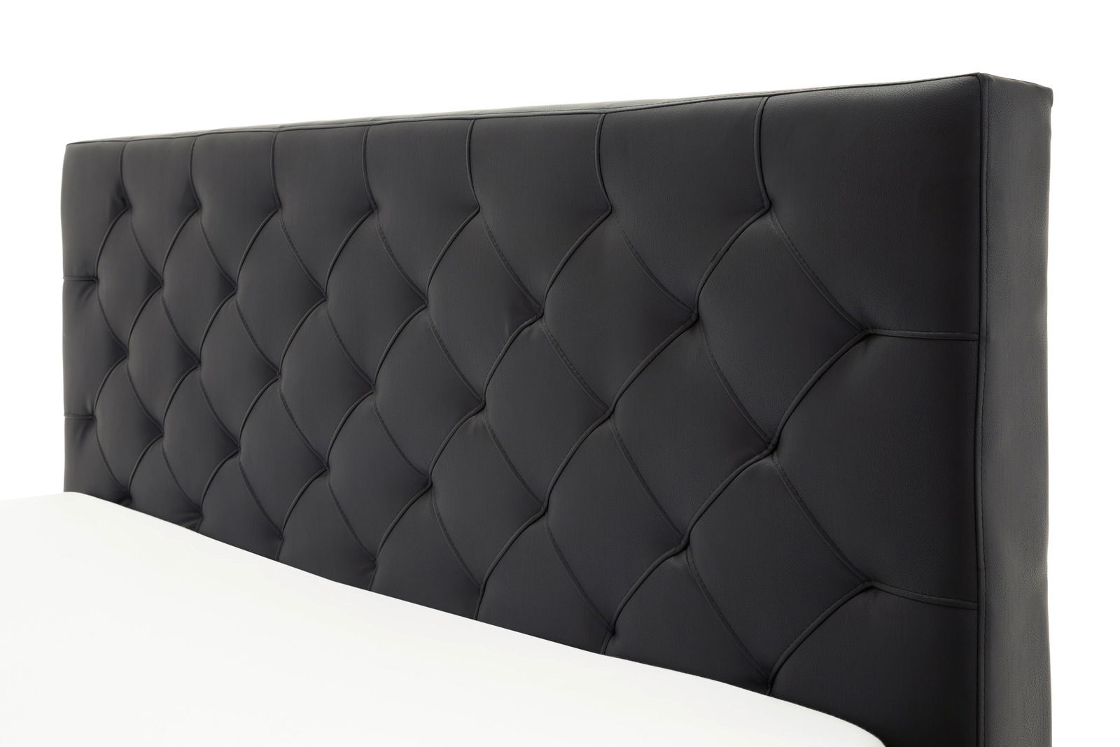 Schwarzes, gestepptes Kopfteil eines Polsterbetts in seitlicher Perspektive.
