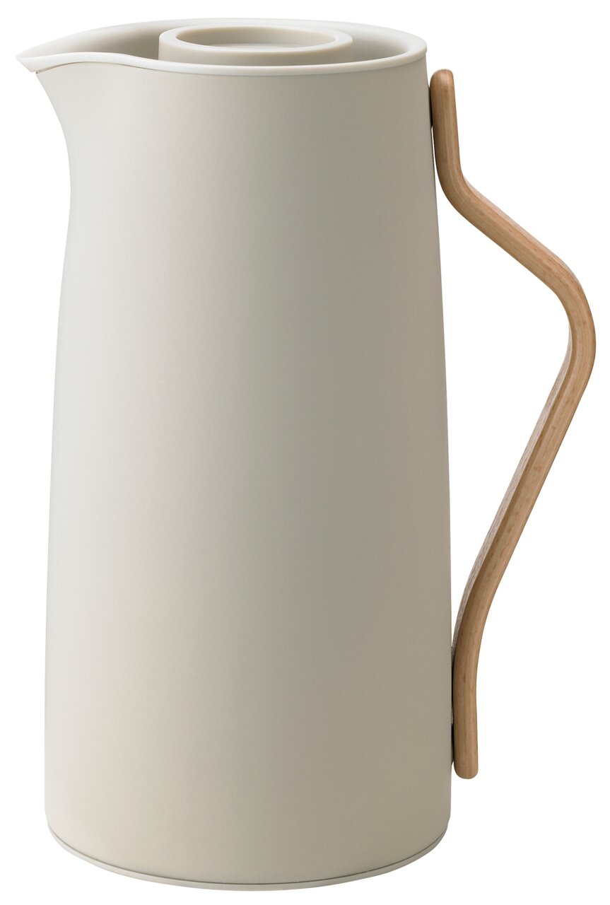 Seitliche Ansicht einer eleganten, cremefarbenen Isolierkanne mit einem geschwungenen Holzgriff.