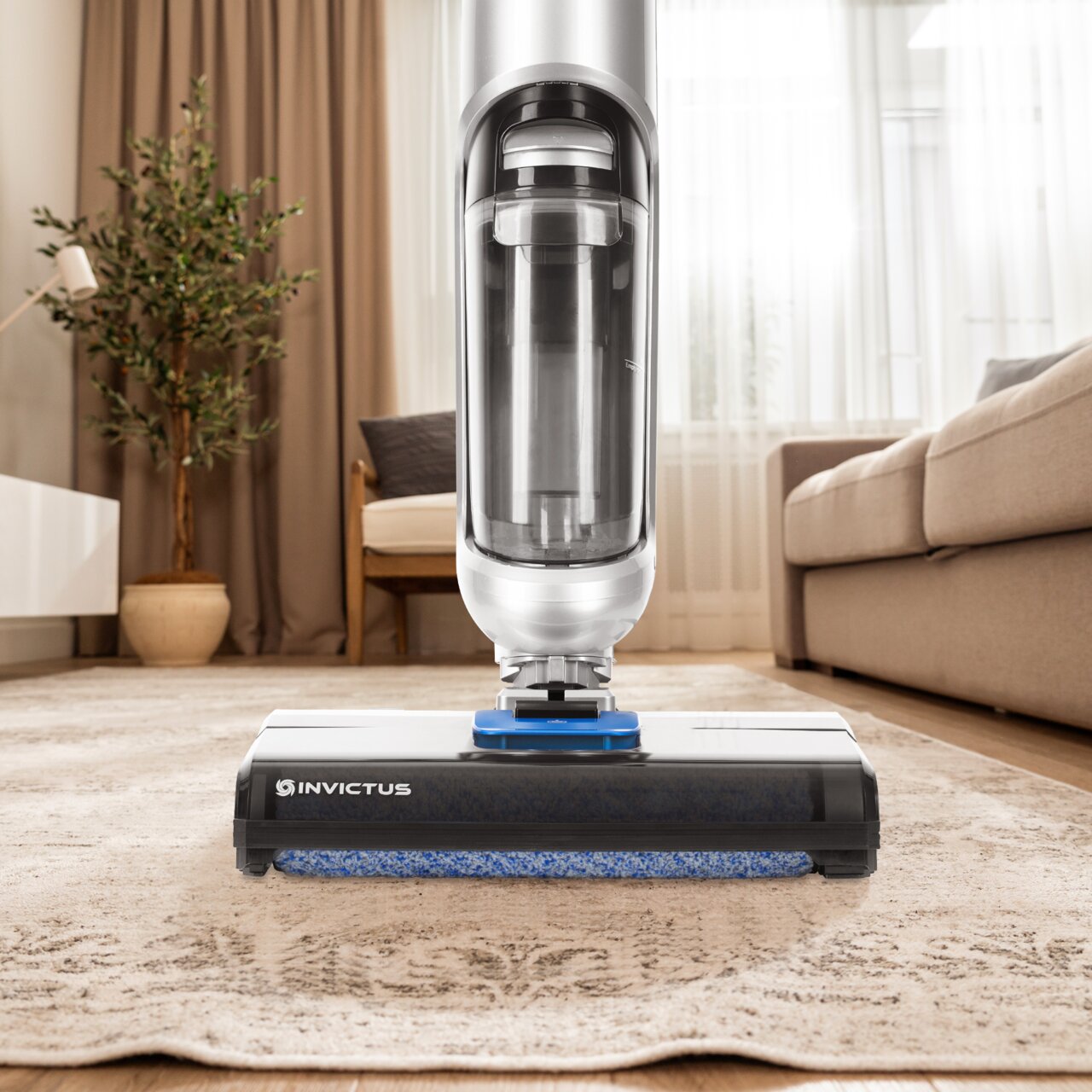 Genius Nass- und Trockensauger INVICTUS WD7 Frontansicht des Invictus WD7 Staubsaugers auf einem Teppich in einem Wohnzimmer.