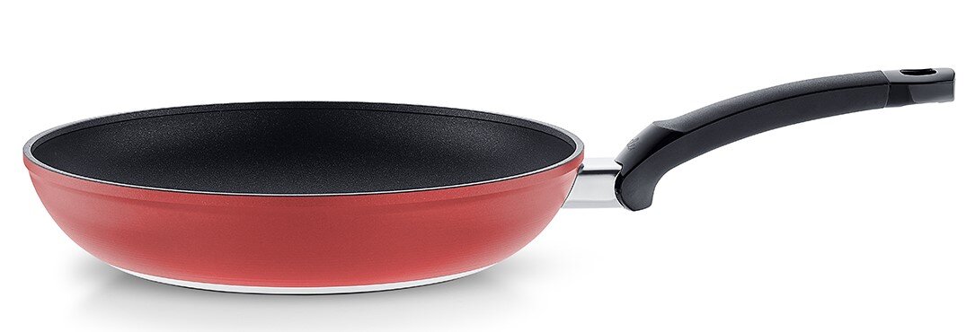 Rote Bratpfanne Levital+ Red Classic 28cm, seitliche Perspektive mit schwarzem Griff