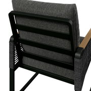 Achterkant van een moderne tuinstoel met een zwart metalen frame en grijze bekleding.