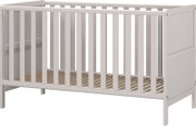 Wit houten babybedje met spijlen, zijaanzicht
