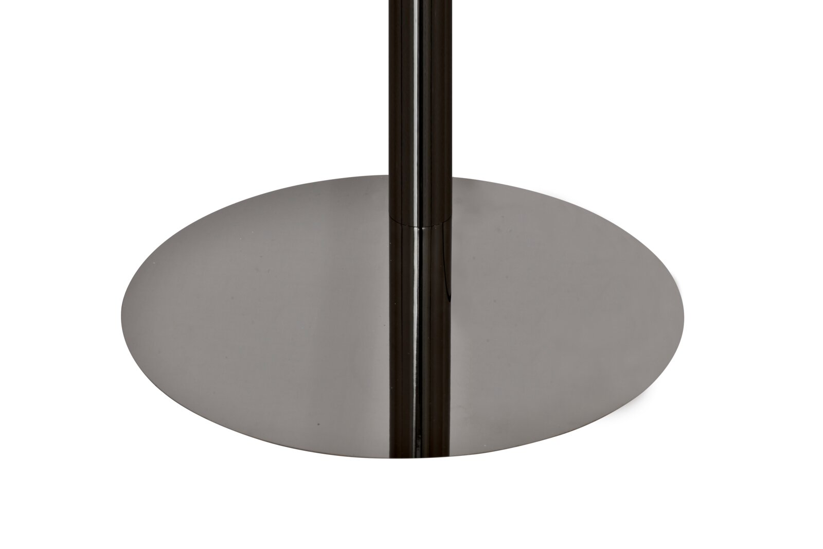 Close-up in vooraanzicht van een glanzende donker metalen ronde voet met centrale staander op een witte achtergrond