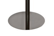 Close-up in vooraanzicht van een glanzende donker metalen ronde voet met centrale staander op een witte achtergrond