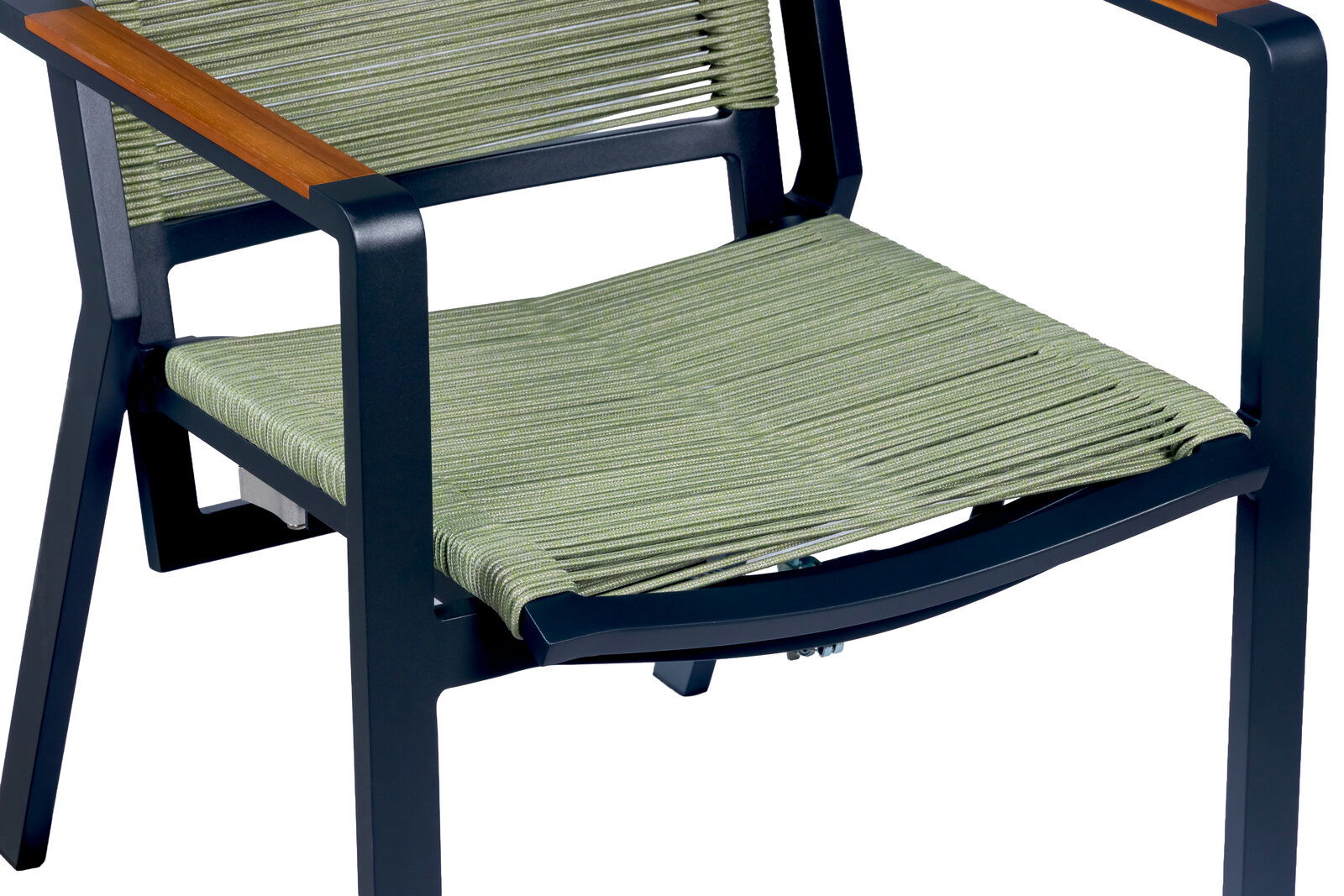 Moderner Outdoor-Stuhl mit dunkelblauem Metallgestell, Holz-Armlehnen und grünem Gurtgewebe für Sitz- und Rückenfläche, schräg von vorne rechts in Nahaufnahme freigestellt auf weißem Hintergrund