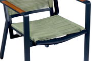 Moderner Outdoor-Stuhl mit dunkelblauem Metallgestell, Holz-Armlehnen und grünem Gurtgewebe für Sitz- und Rückenfläche, schräg von vorne rechts in Nahaufnahme freigestellt auf weißem Hintergrund