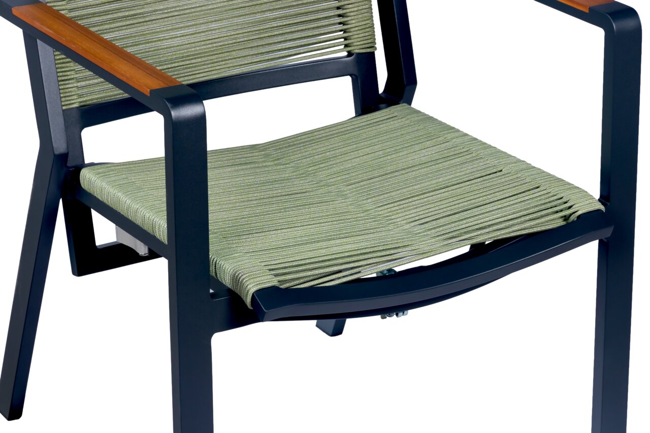 Moderner Outdoor-Stuhl mit dunkelblauem Metallgestell, Holz-Armlehnen und grünem Gurtgewebe für Sitz- und Rückenfläche, schräg von vorne rechts in Nahaufnahme freigestellt auf weißem Hintergrund