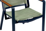 Moderner Outdoor-Stuhl mit dunkelblauem Metallgestell, Holz-Armlehnen und grünem Gurtgewebe für Sitz- und Rückenfläche, schräg von vorne rechts in Nahaufnahme freigestellt auf weißem Hintergrund