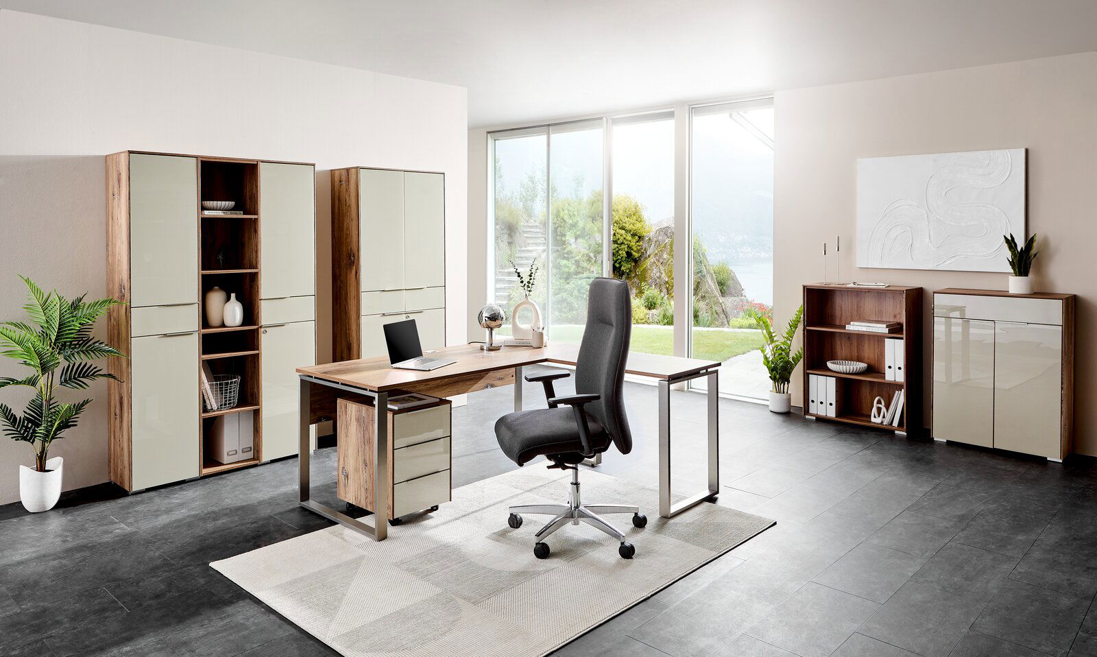 Moderner XL-Drehstuhl in einem stilvollen Büro, seitliche Perspektive