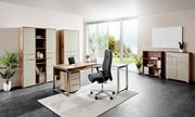 Moderner XL-Drehstuhl in einem stilvollen Büro, seitliche Perspektive