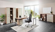 Moderner XL-Drehstuhl in einem stilvollen Büro, seitliche Perspektive