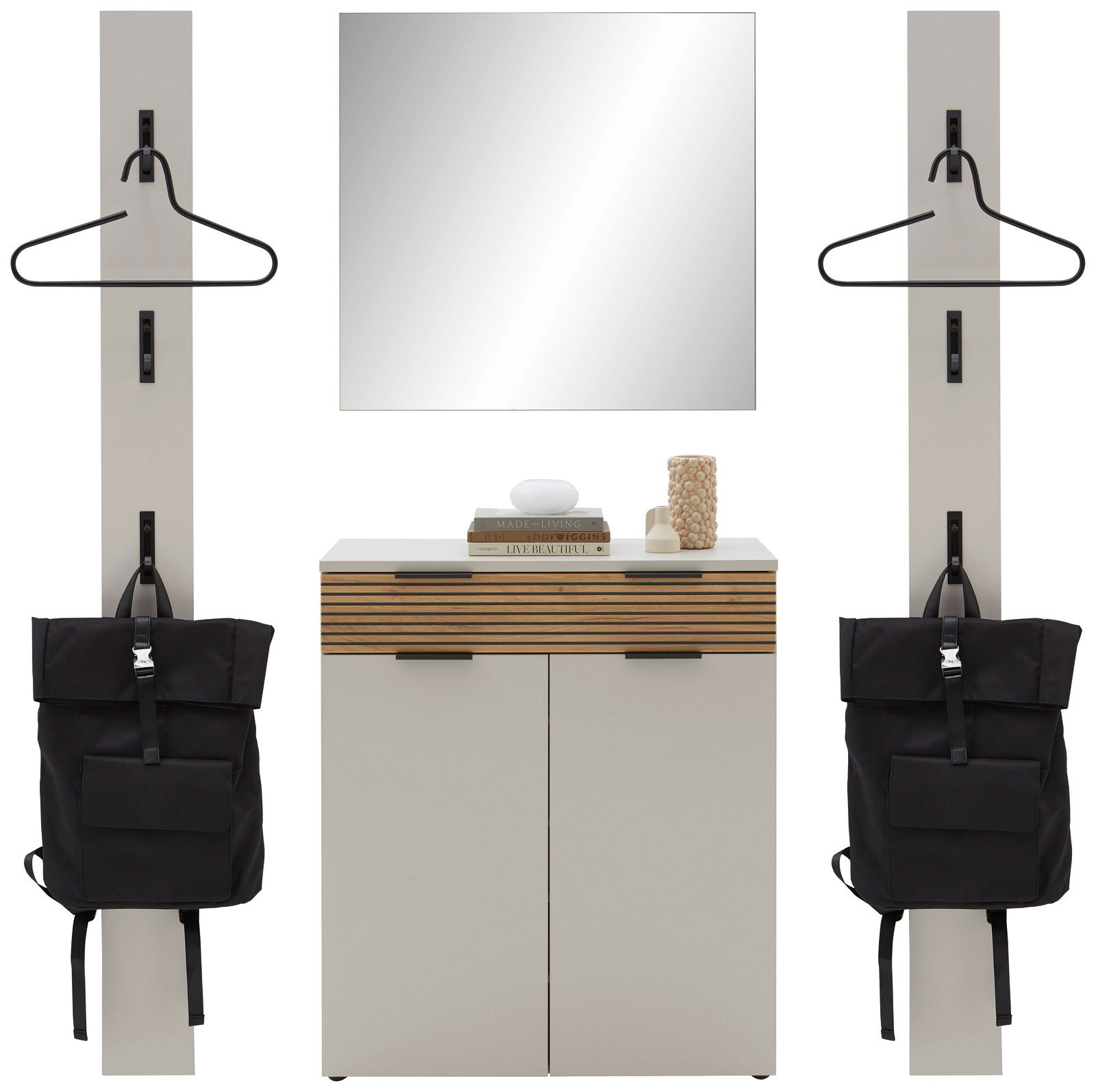 Voleo Garderoben-Set INDO Garderoben-Set mit zwei vertikalen Paneelen, einem Spiegel und einem Schrank in Frontalansicht. Jedes Paneel hat Haken und Kleiderbügel, der Schrank hat eine dekorative Holzleiste und ist mit Büchern und Dekorationen versehen.