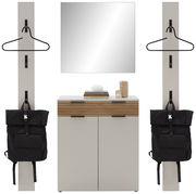 Garderoben-Set mit zwei vertikalen Paneelen, einem Spiegel und einem Schrank in Frontalansicht. Jedes Paneel hat Haken und Kleiderbügel, der Schrank hat eine dekorative Holzleiste und ist mit Büchern und Dekorationen versehen.