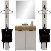 Garderoben-Set mit zwei vertikalen Paneelen, einem Spiegel und einem Schrank in Frontalansicht. Jedes Paneel hat Haken und Kleiderbügel, der Schrank hat eine dekorative Holzleiste und ist mit Büchern und Dekorationen versehen.