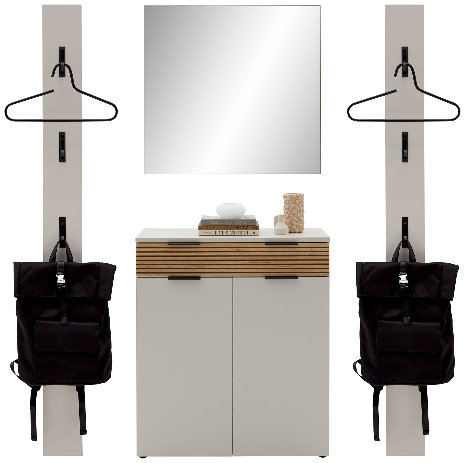 Garderoben-Set mit zwei vertikalen Paneelen, einem Spiegel und einem Schrank in Frontalansicht. Jedes Paneel hat Haken und Kleiderbügel, der Schrank hat eine dekorative Holzleiste und ist mit Büchern und Dekorationen versehen.