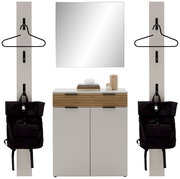 Garderoben-Set mit zwei vertikalen Paneelen, einem Spiegel und einem Schrank in Frontalansicht. Jedes Paneel hat Haken und Kleiderbügel, der Schrank hat eine dekorative Holzleiste und ist mit Büchern und Dekorationen versehen.