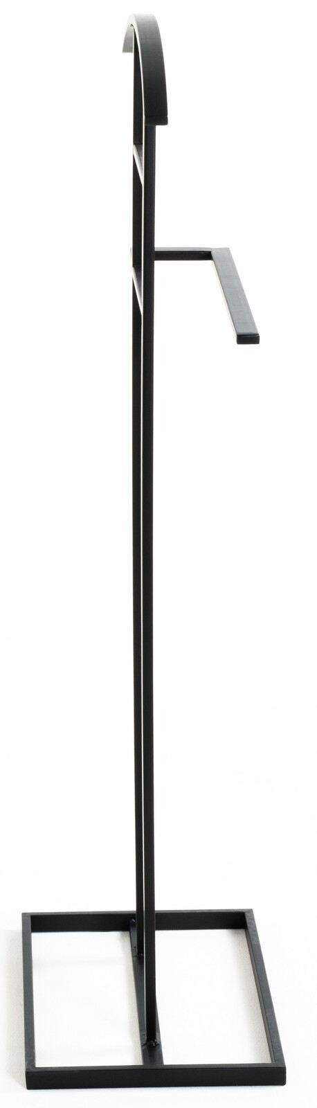 Seitliche Ansicht eines modernen, schwarzen Herrendieners mit minimalistischem Design.