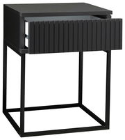 Moderne schwarze Nachtkommode mit offenem Schubfach, seitliche Perspektive