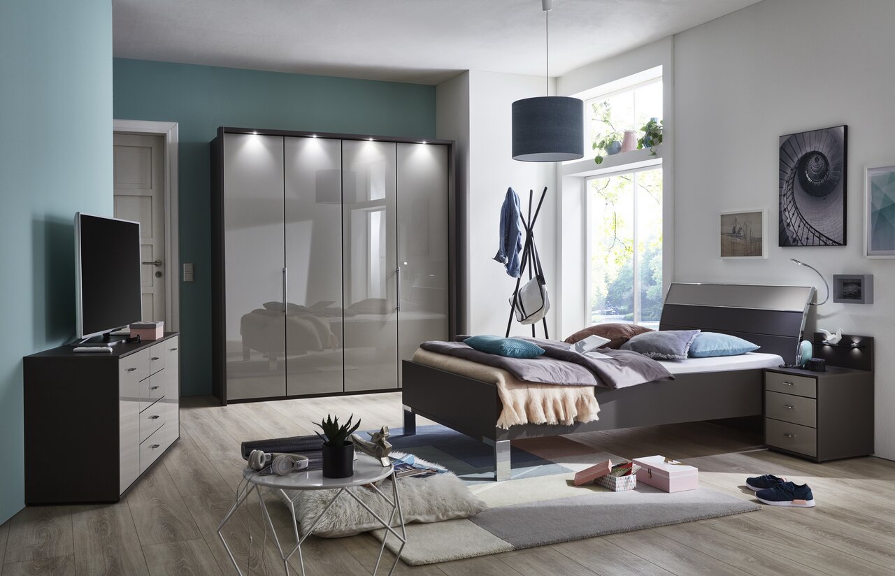 Moderne nachtkastje in een stijlvolle slaapkamer, zijaanzicht