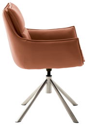 Moderner Sessel in Seitenansicht mit rostbraunem Bezug und metallischem Drehgestell.
