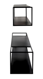 Schwarzes, minimalistisches Metall-Regal mit zwei Ebenen und offenem Rahmen, gezeigt in Frontansicht sowie in perspektivischer Schrägansicht von oben auf weißem Hintergrund